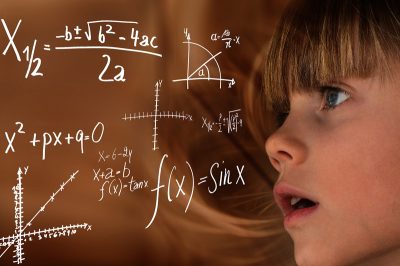 Mädchen schaut auf mathematische Formeln