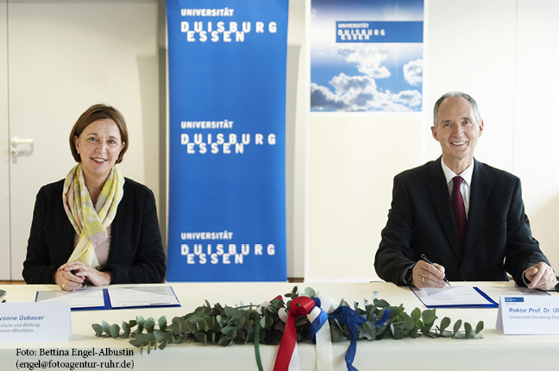 Ministerin Gebauer und Rektor Radtke unterzeichnen die Vereinbarung