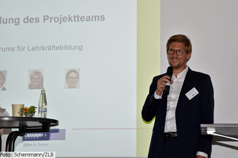 Professor Dr. Florian Schacht bei der Vorstellung des Projektteams