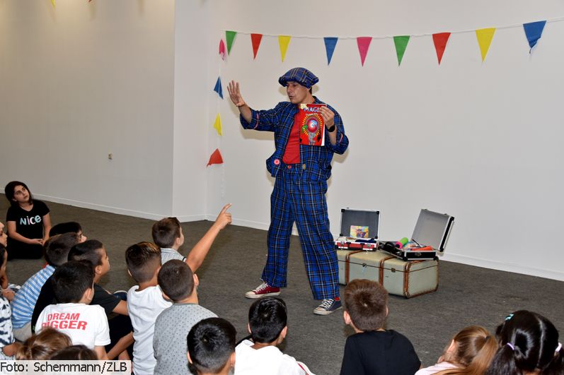 Clown Zauberer LIAR und Teilnehmer*innen der Auftaktveranstaltung WEICHENSTELLUNG