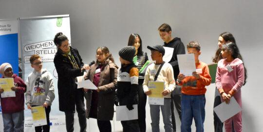 Eine Gruppe von Teilnehmenden auf der Bühne