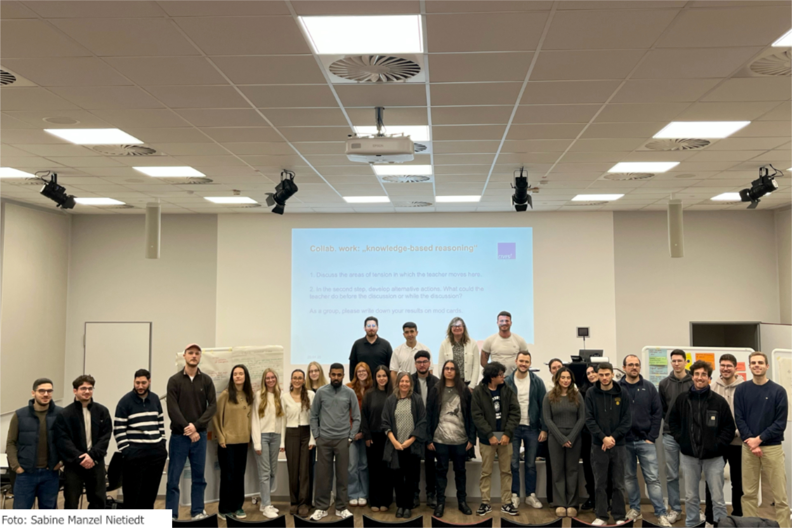 Gruppenbild der Delegation aus Costa Rica mit Mitarbeitenden und Studierenden der UDE