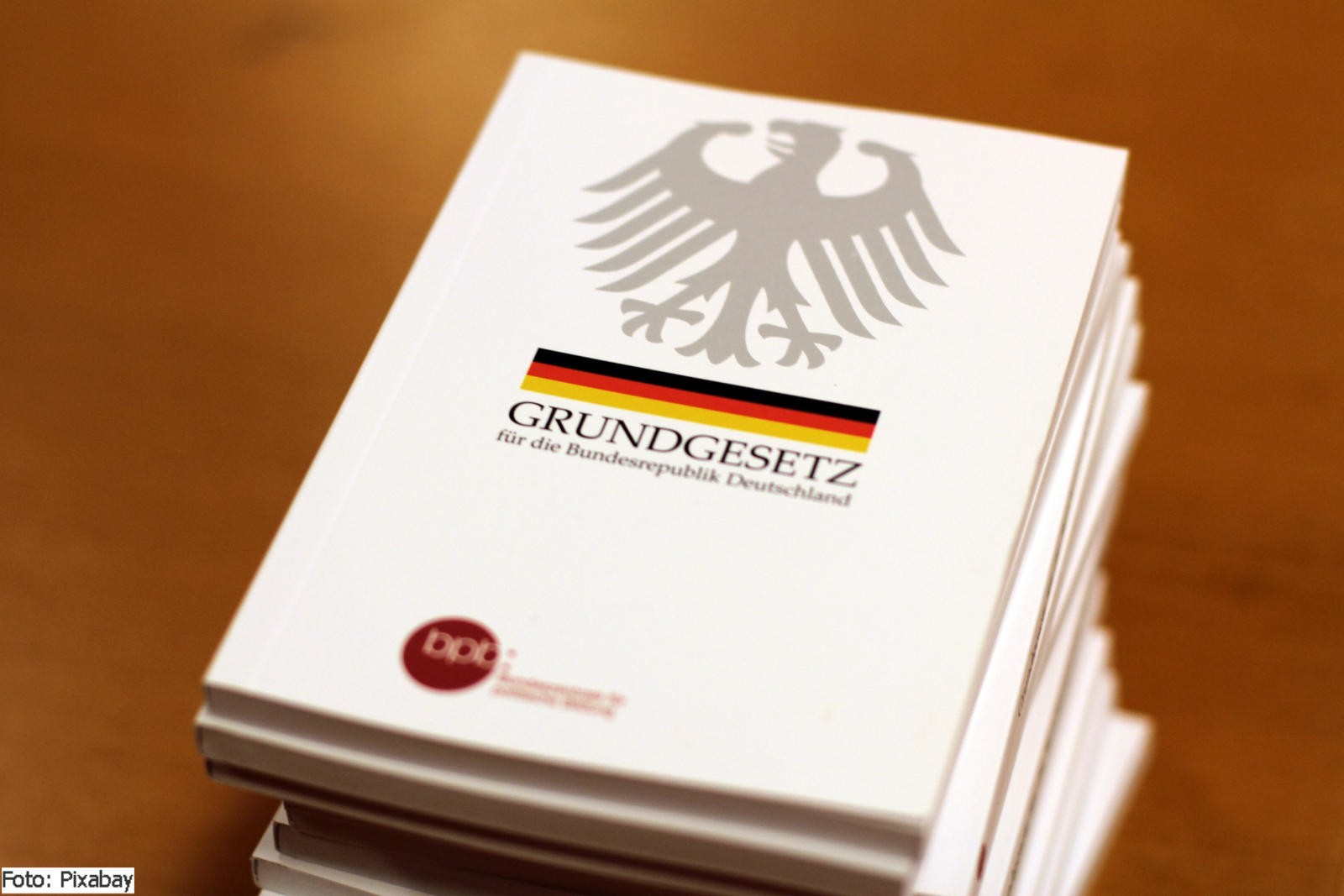 Ein Stapel mit Grundgesetzen in Buchform