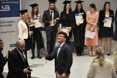 Absolventinnen und Absolventen bei der Abschlussfeier im April 2017