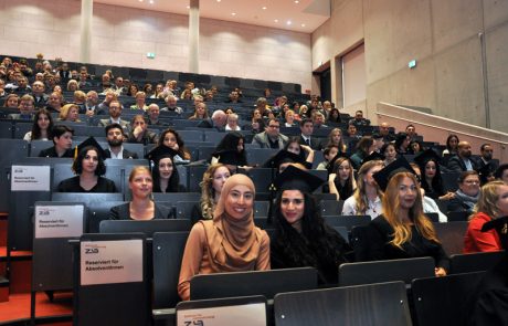 Absolventinnen und Absolventen bei der Abschlussfeier im April 2018