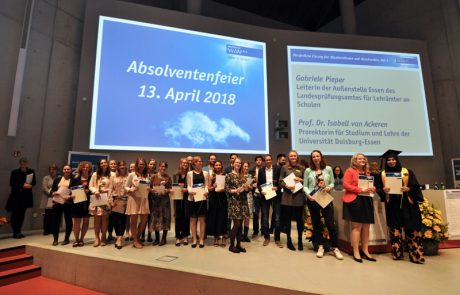 Absolventinnen und Absolventen bei der Abschlussfeier im April 2018