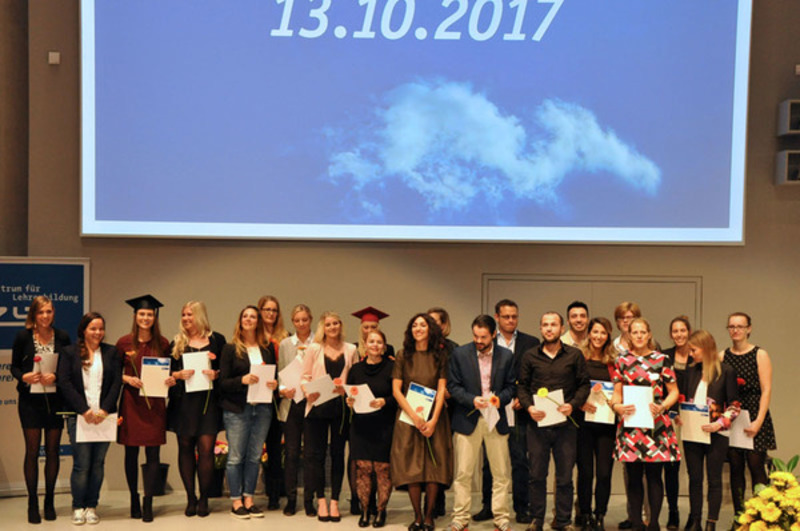 Absolventinnen und Absolventen bei der Abschlussfeier im Oktober 2017