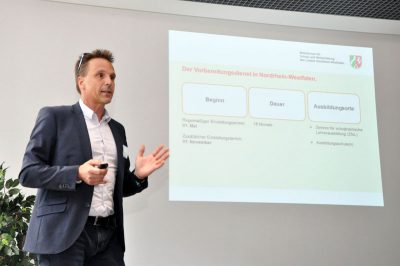 Christian Schmidt vom Ministerium für Schule und Bildung NRW bei der Infoveranstaltung im Jahr 2017